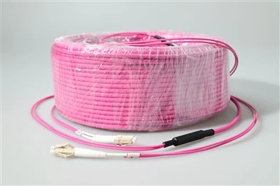 LC–LC OM4 monimuotoinen kaksipuolinen liitäntäjohto – 1,25 mm:n SFF-holkki, IEC 61754-20, SFP+-suurtiheyksisille kaapeleille